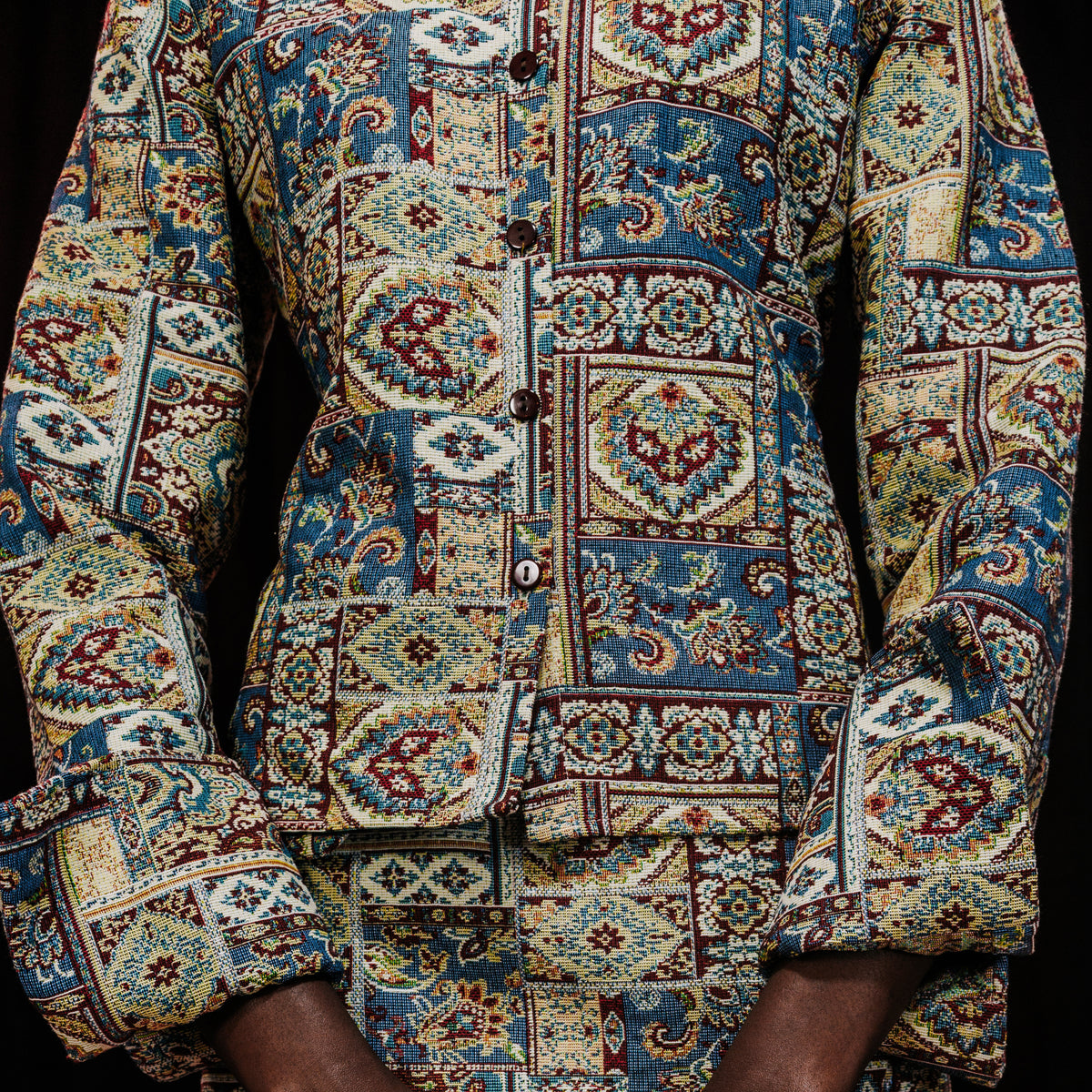 Chemise à col et poignets larges